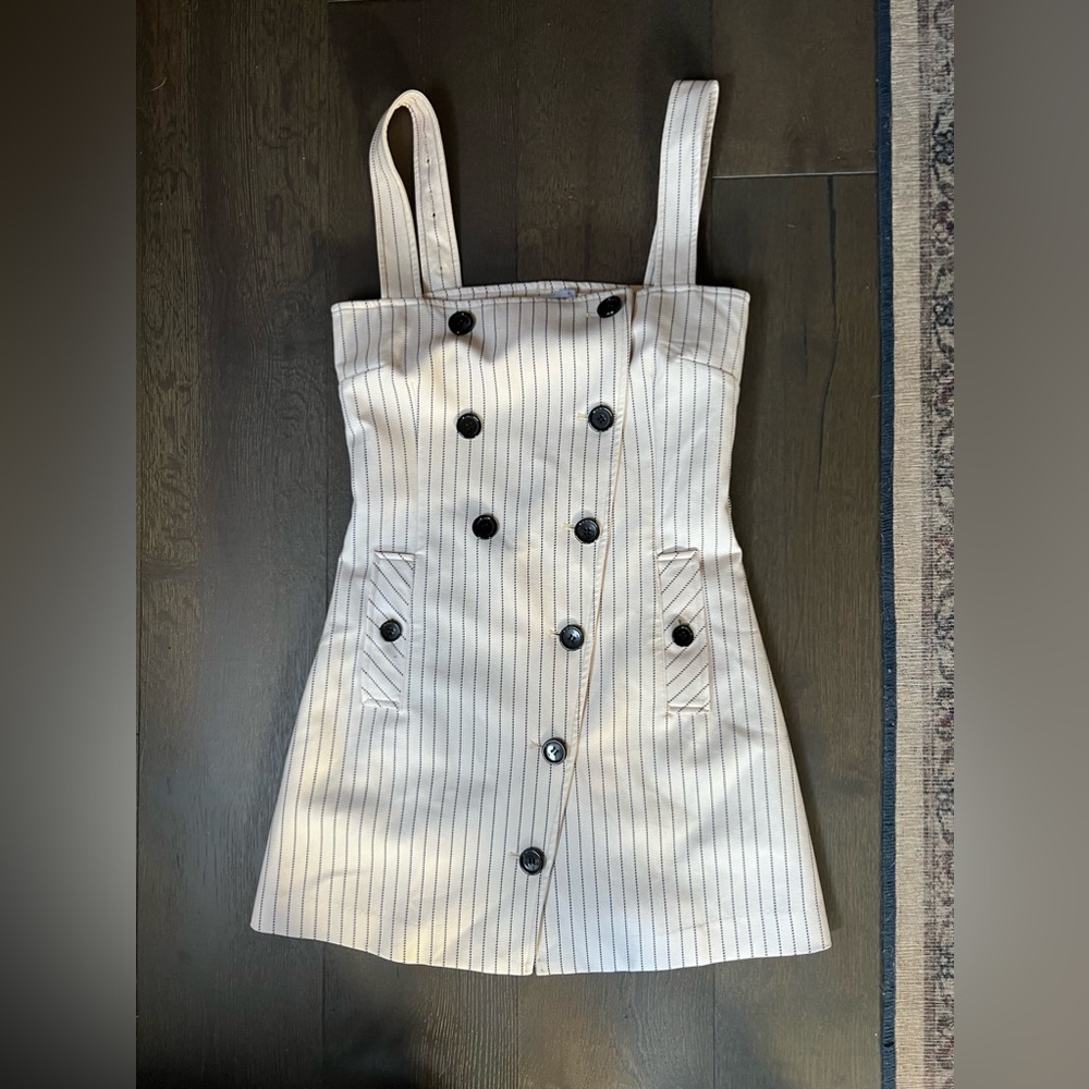 Absolutely adorable dress size small. Cream and black.